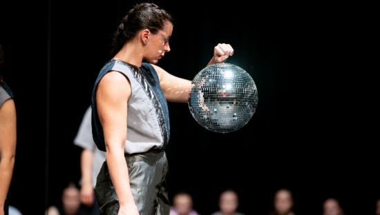 bilde av Roskva Yasmin Andersen på scenen med en discokule. Foto: Lars Opstad