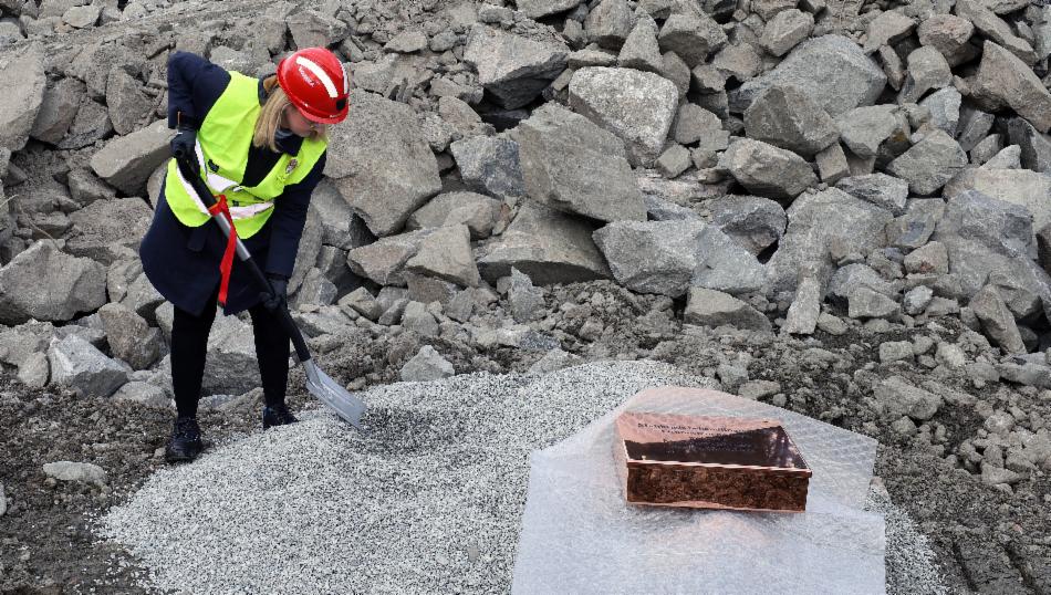 Byråd Marte Monstad graver på en byggeplass for å kunne legge ned grunnstein for Midtbygda behandlingssenter.