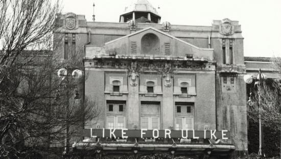 «Like for ulike». Foto av Den Nationale Scene. Fotograf ukjent. Fra arkivet etter Byjubileumskomiteen.